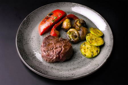 CHATEAUBRIAND WITH GRILLED VEGETABLES  IN PESTO
